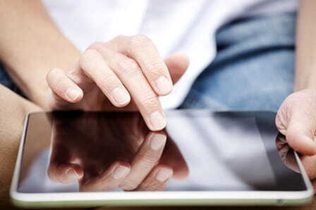 Mano escribiendo en una tablet