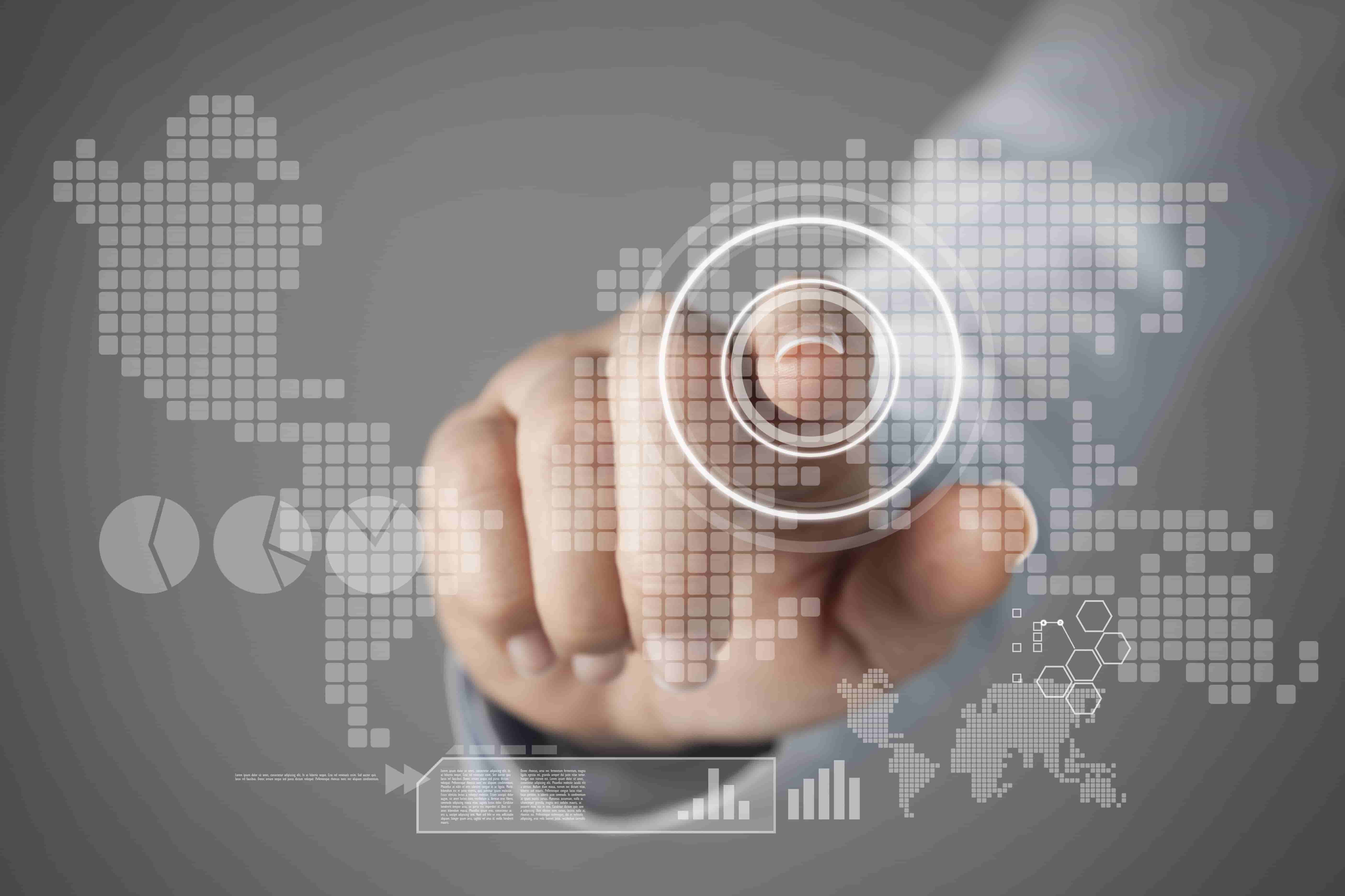 Mano tocando una pantalla digital