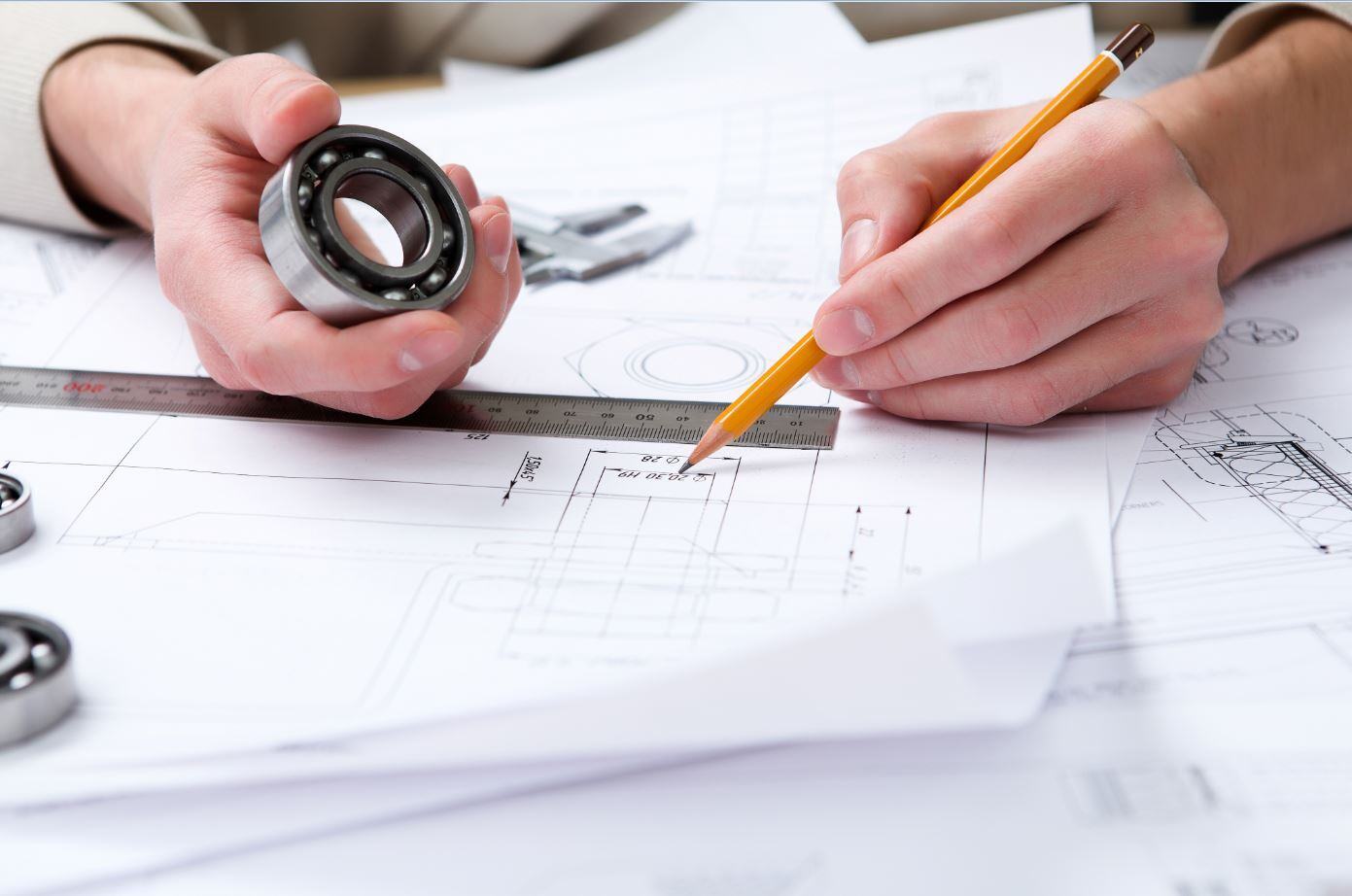 Manos escribiendo en papeles