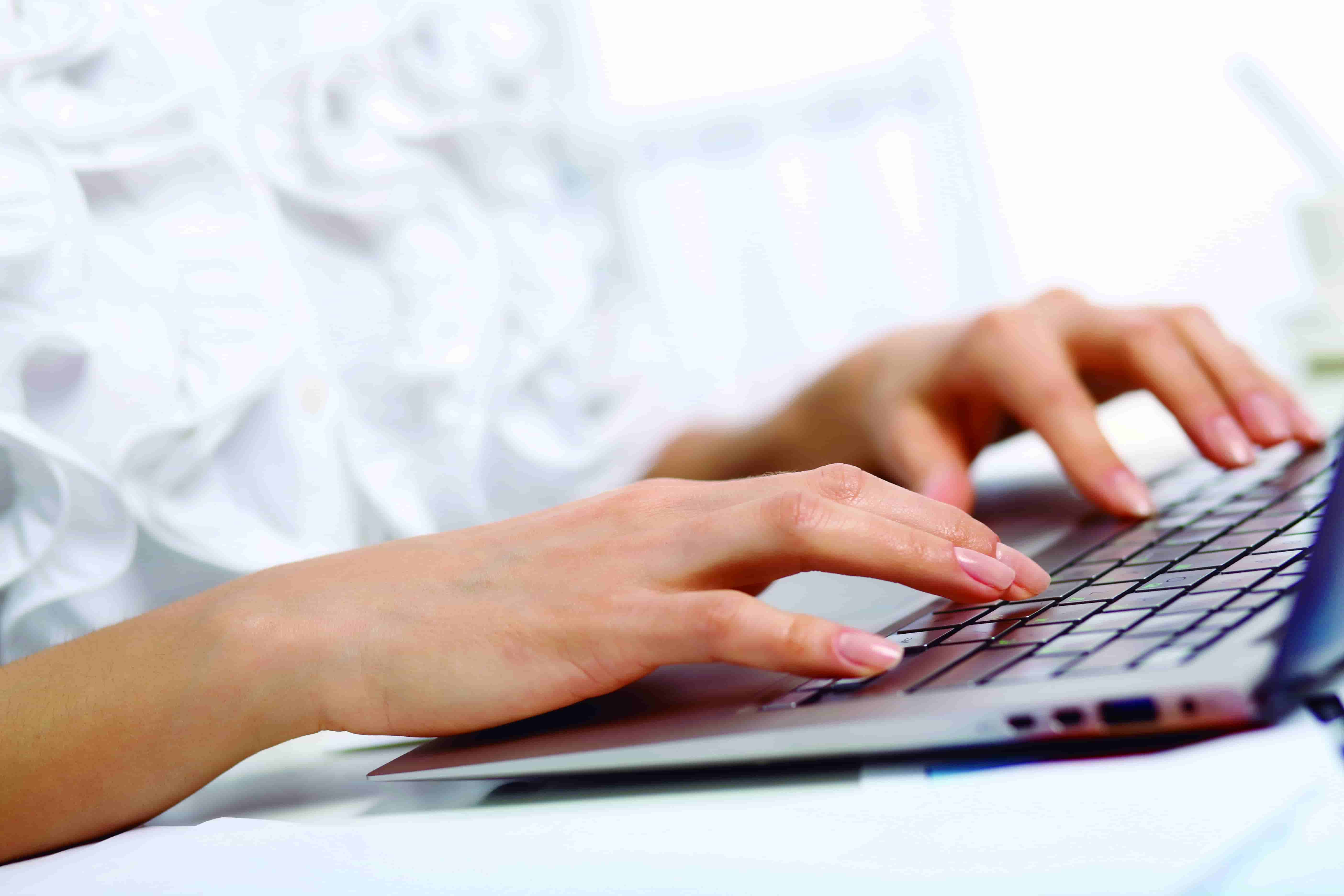 Persona escribiendo en un portátil