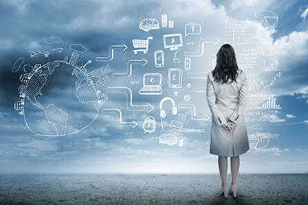 Mujer vestida de blanco mirando al cielo