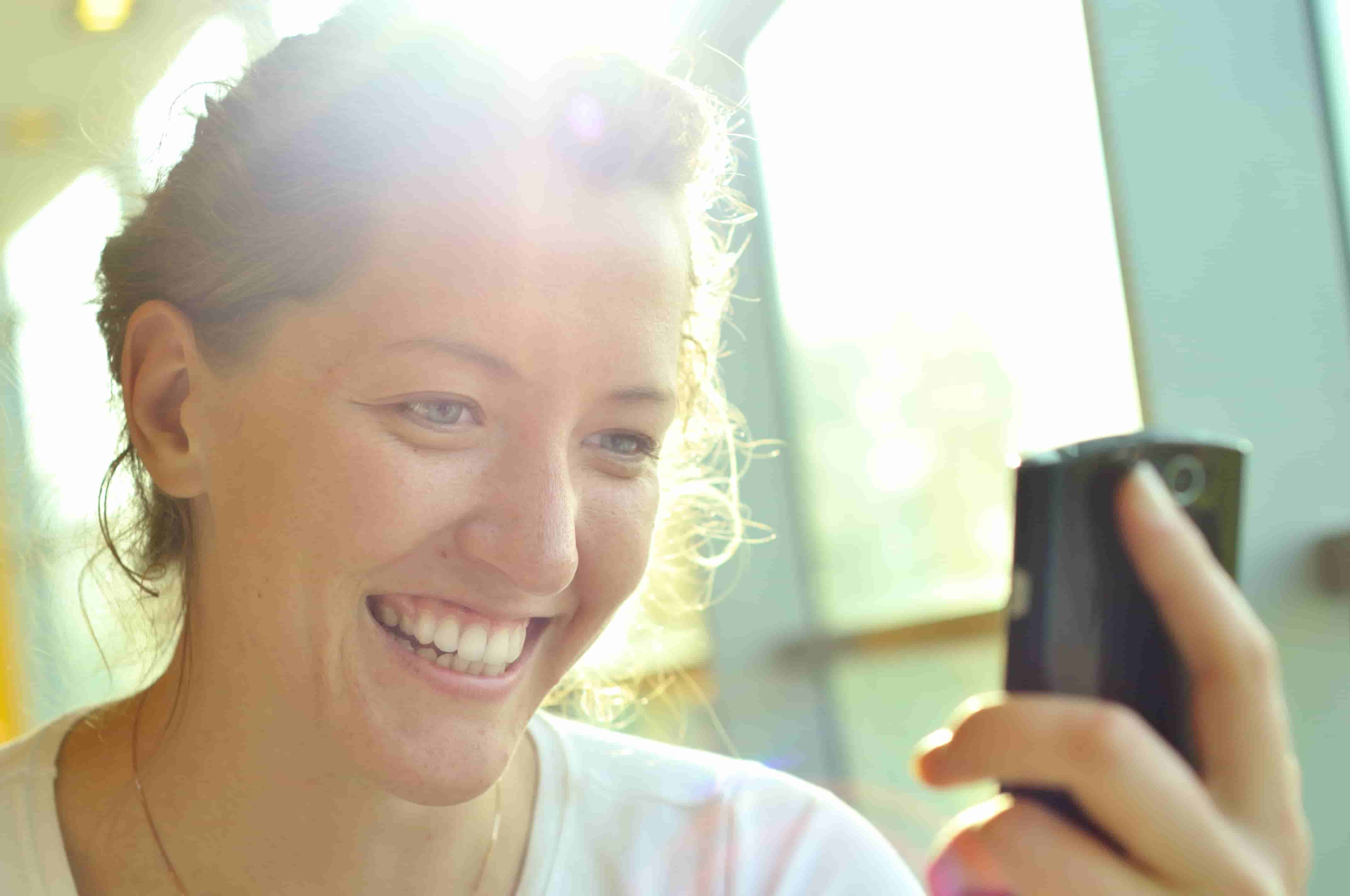 Mujer sonriendo hablando por teléfono