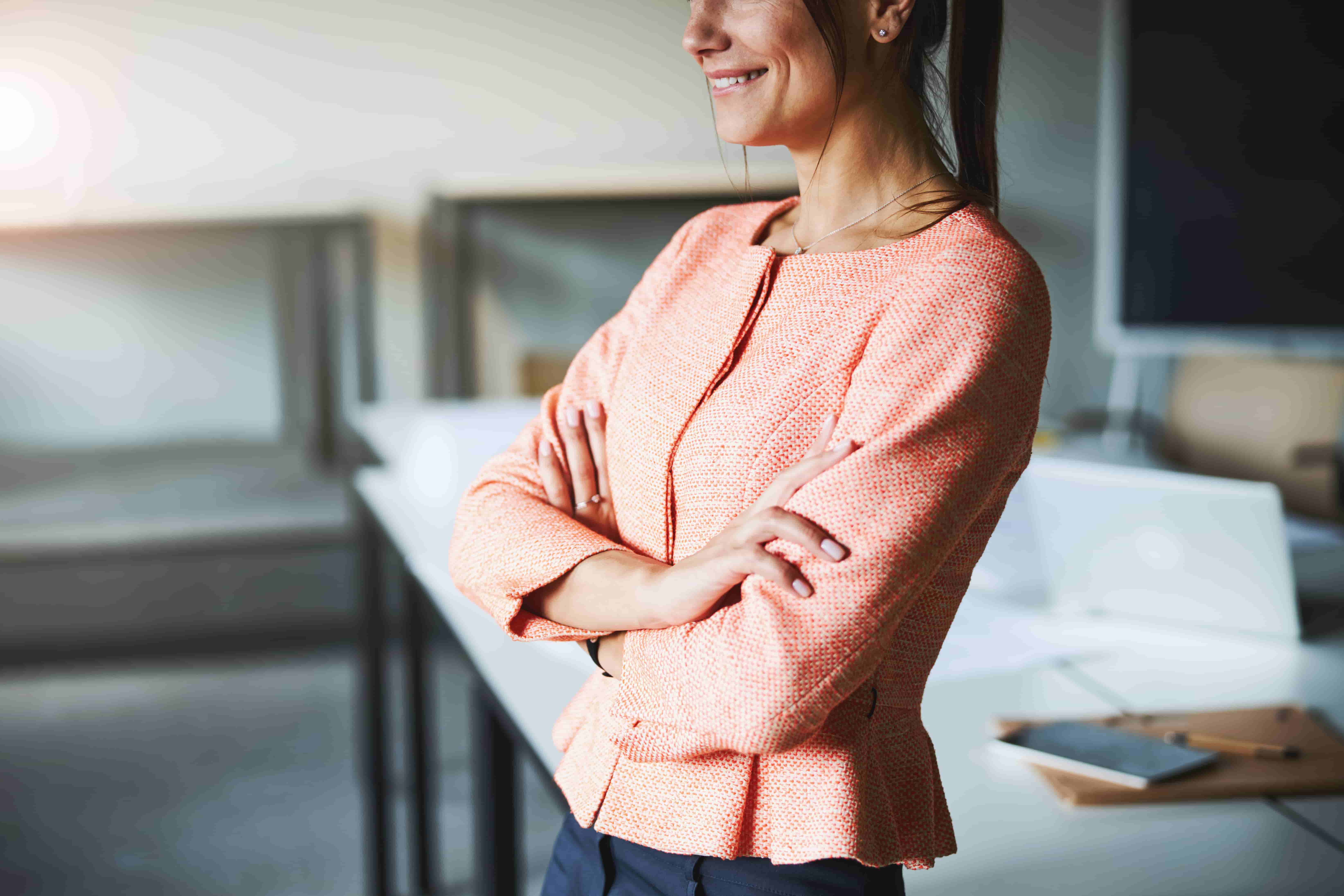 Mujer trabajadora sonriendo