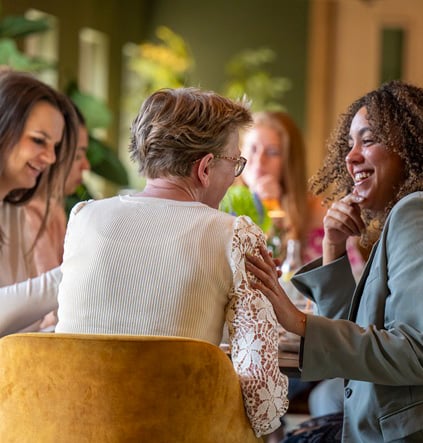 mujeres reunidas sonriendo