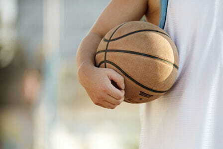 Niño sujetando un balón de baloncesto