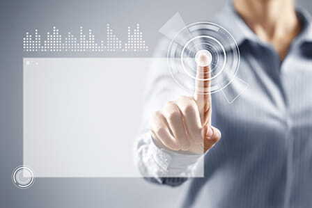 Persona tocando una pantalla digital