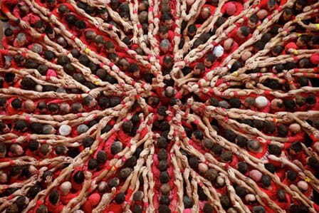 Personas vestidas de rojo unidas