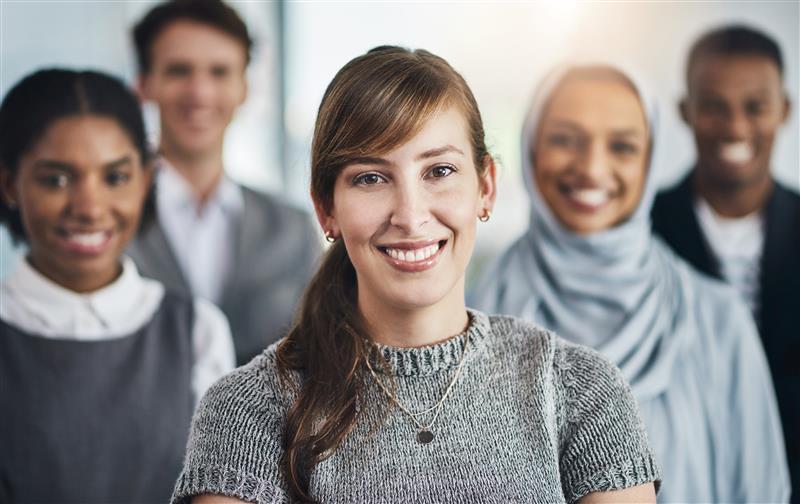 personas-diversas-sonriendo