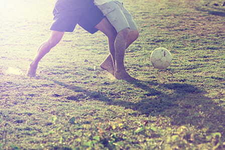 Personas jugando al fútbol