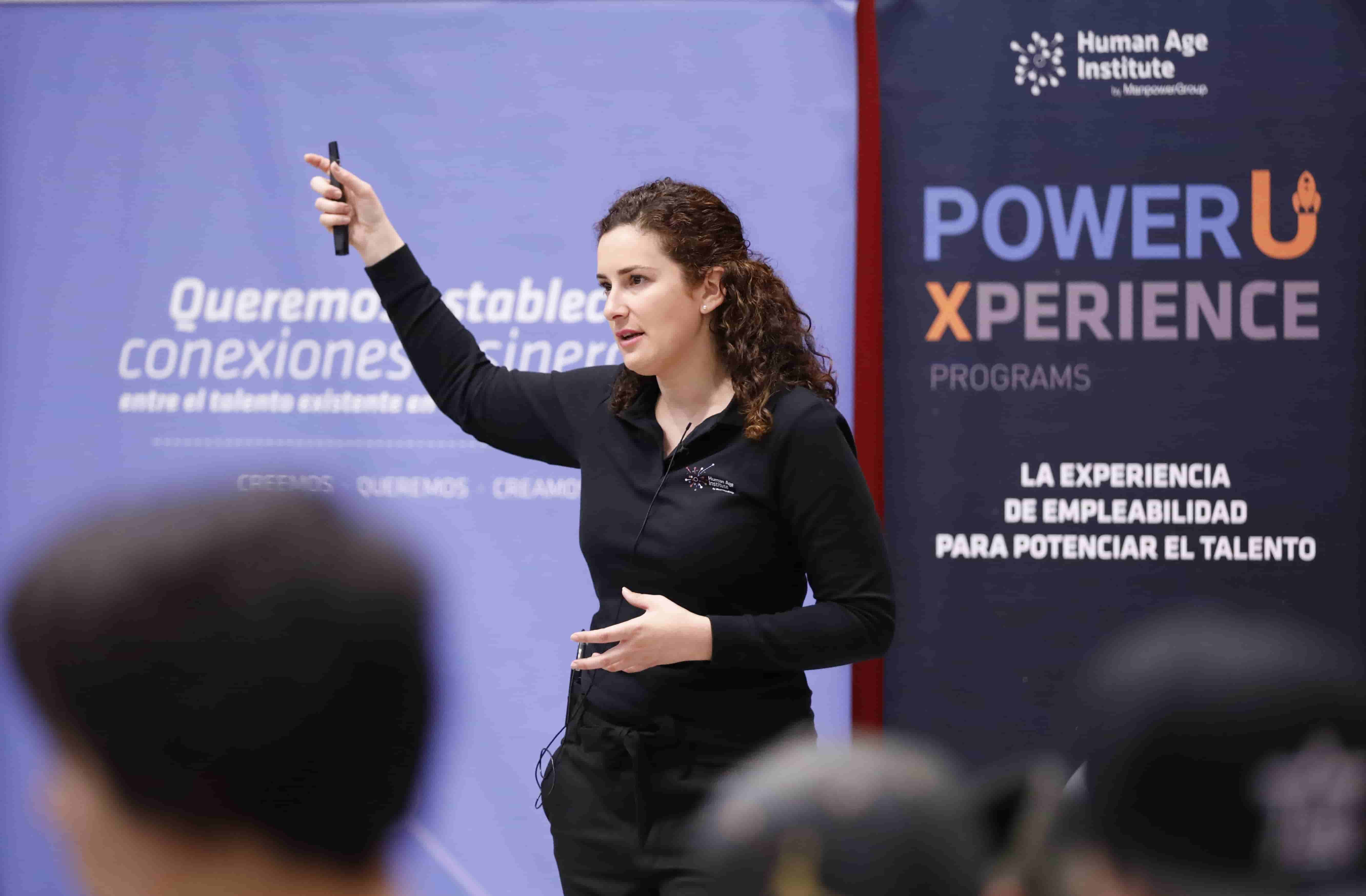 Mujer presentando en el PowerYou Xperience de Sant Boi de Llobregat (Barcelona)