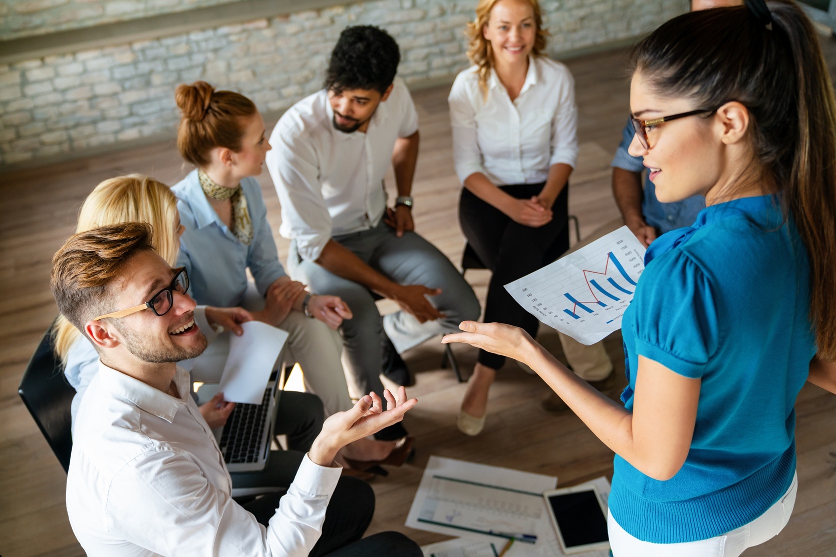 Gente reunida con informes