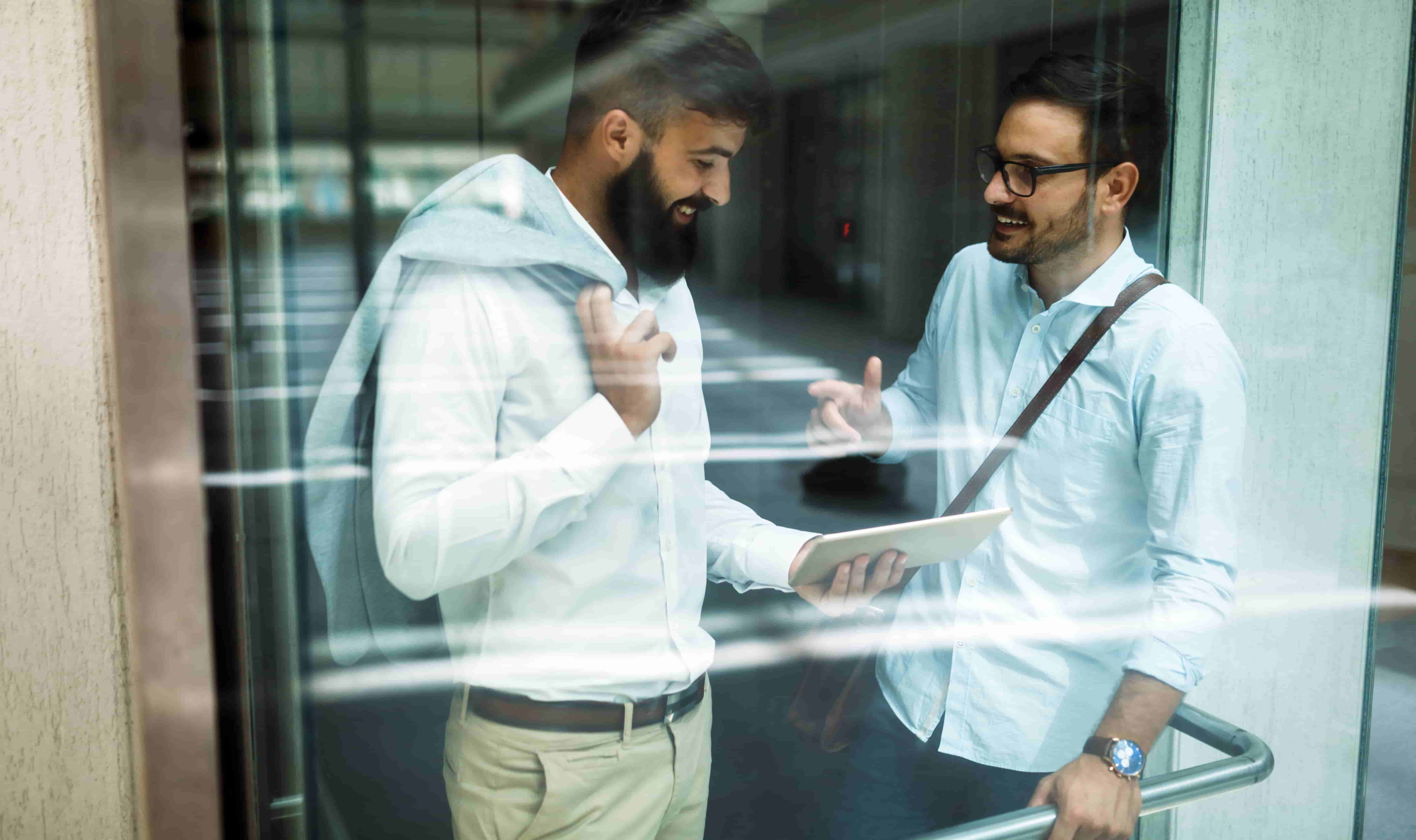 Trabajadores subiendo en un ascensor